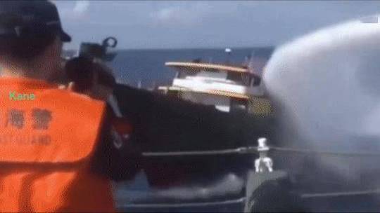 菲船只冲撞中国海警水炮喷射事件揭秘