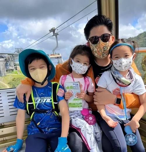 男子回应将仨娃放地铁口，寻找失联妻子后留下孩子独自离去引发关注