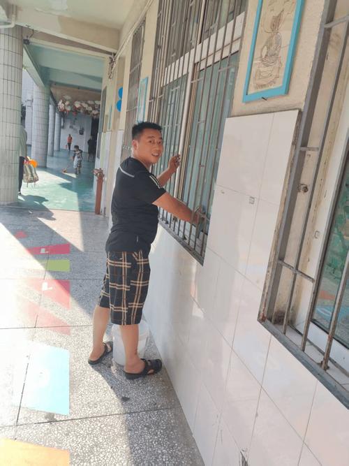 小学生站窗外打扫卫生引发关注，当地回应来了