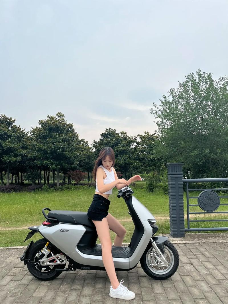 女子深夜盗电动滑板车被行拘，警惕运动中的违法行为