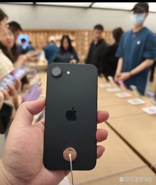 iPhone 17发售现场秒变抢购与交易热潮