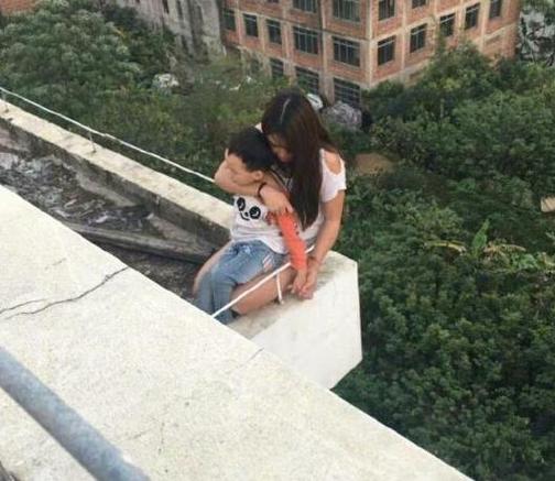 女童从20楼坠落至13楼雨棚，业主英勇拽住救援！奇迹般的生还之路