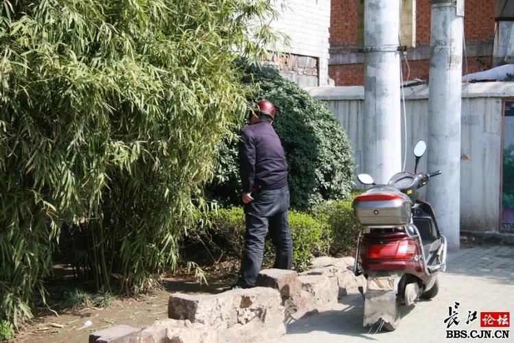 警方回应绵竹男子公厕偷拍行为，严厉打击侵犯隐私行为，涉案人员已受到法律制裁