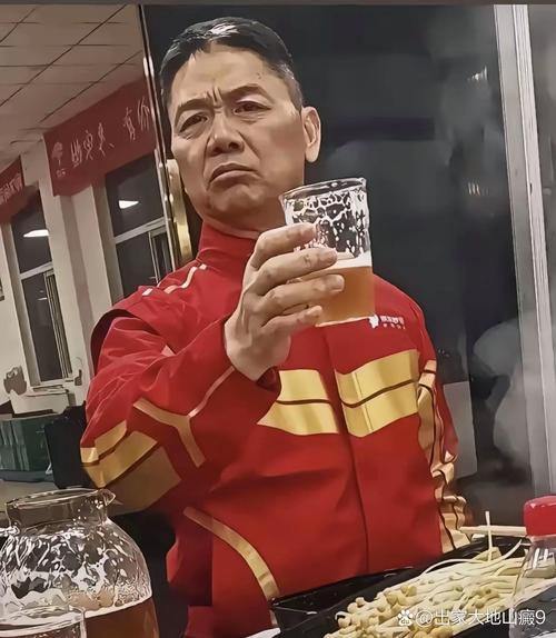 刘强东十年一元年薪合约到期揭晓悬念标题，刘强东十年承诺兑现之时，一元年薪之约到期揭秘。