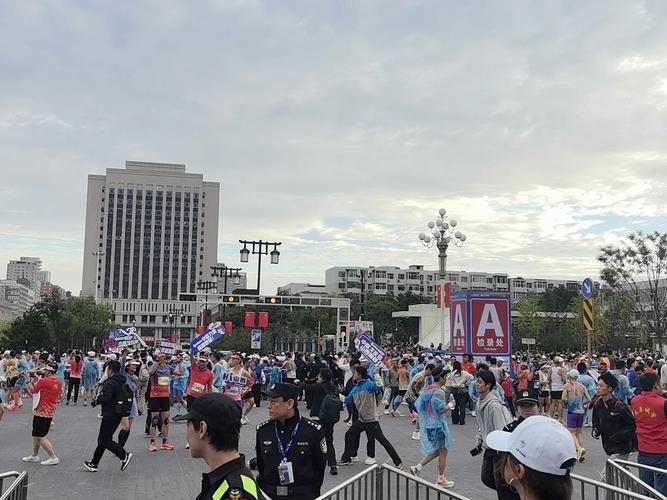 太原马拉松部分路段垃圾遍地引关注，赛事环保需加强监管与宣传教育并行