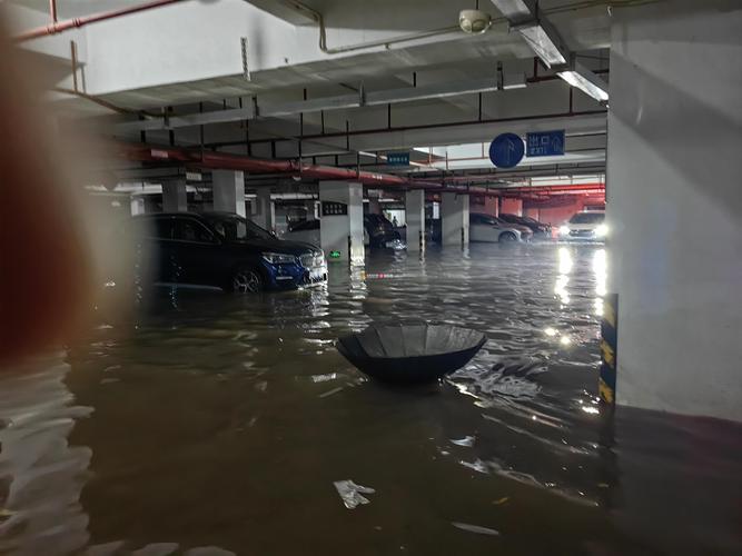 珠海车库遭遇海水倒灌危机，海水流入地下车库引发关注