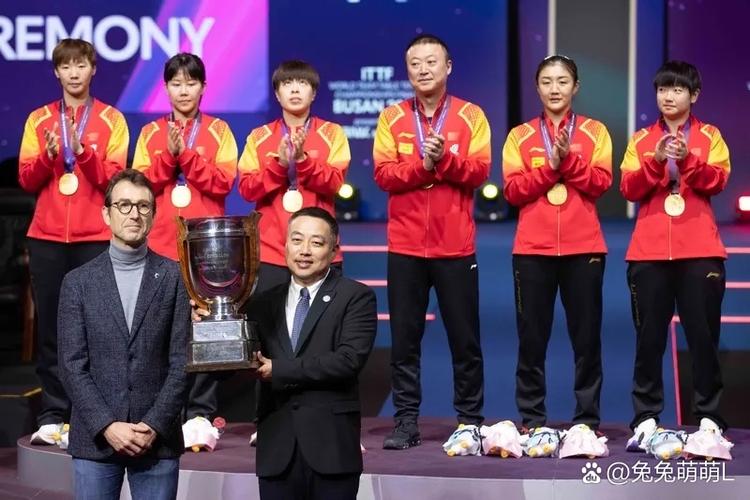 刘国梁与王励勤久违同框观赛，再现昔日乒坛风采