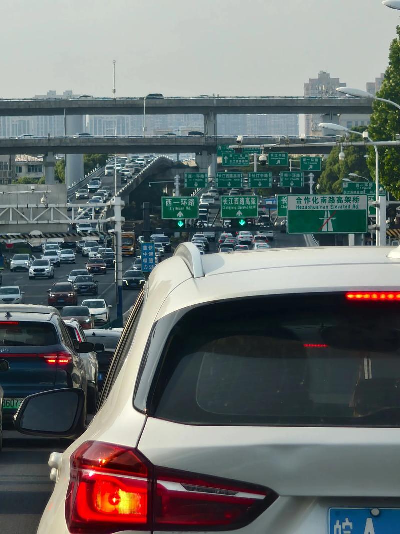 国庆出行遭遇严重堵车，出行计划被打乱，低估了十一堵车的程度