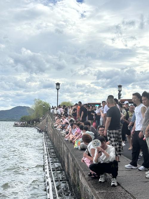 杭州西湖景区熟悉人潮再现，游客如织享受美景