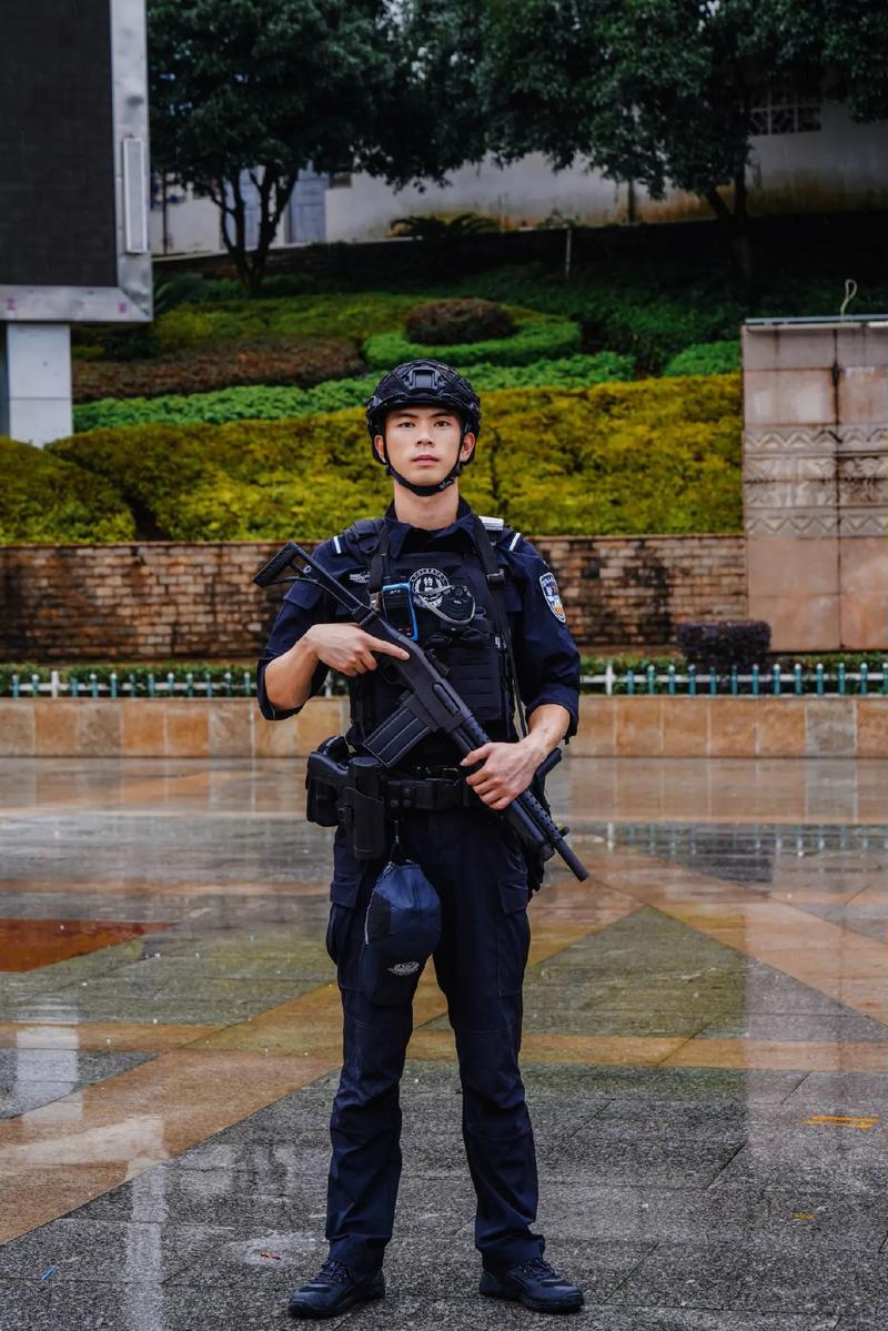 特警小哥，聚焦镜头下的瞬间，记录真实的力量