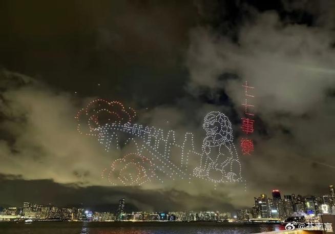 香港上空无人机绘出山东舰壮丽景象，震撼视觉盛宴展现科技力量之美