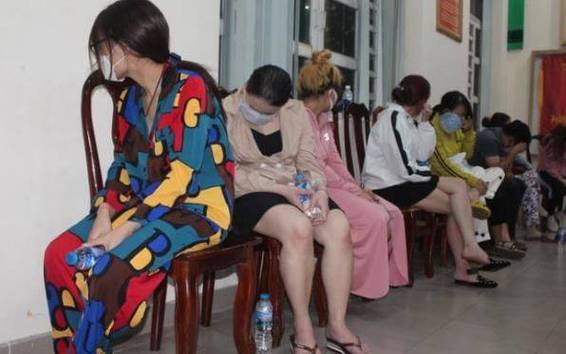越南女富豪踩钞票路被捕事件揭秘