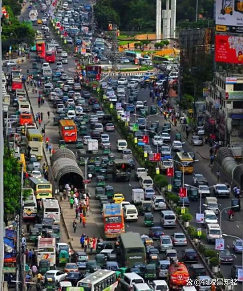 第一批返程高峰路上的大聪明们，拥堵中的智慧之旅开启