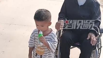 男子假期带祖孙三代出游，推百岁爷爷与三岁孙子散步的乐趣时光