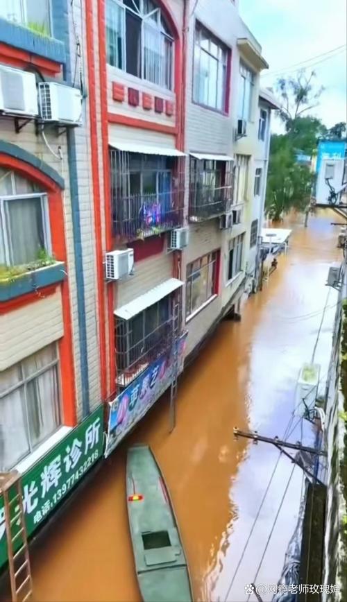 广西遭遇洪涝天气，商铺积水严重达二楼水位