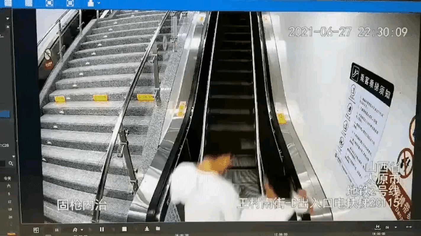 年轻情侣忘情接吻惊险瞬间，扶梯边缘险摔下