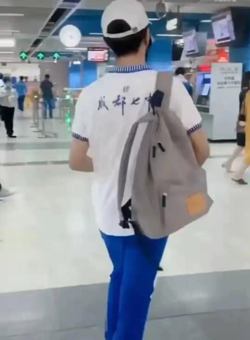 成都七中校服惊艳巴黎时装周
