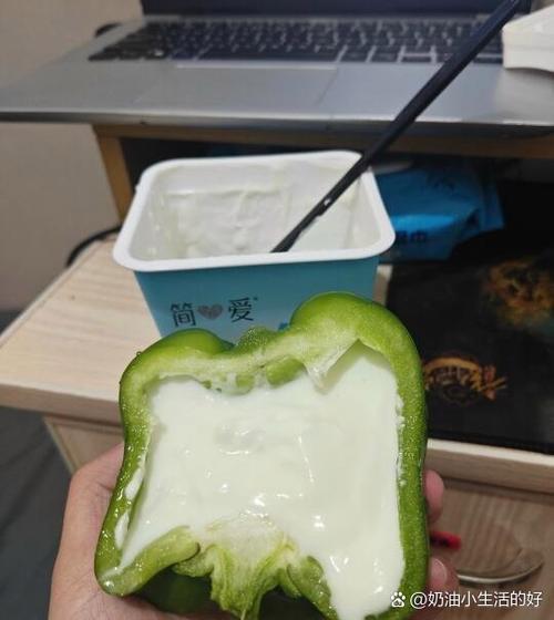 女子点减脂餐外卖惊现硬如石头的荷包蛋引发关注热议