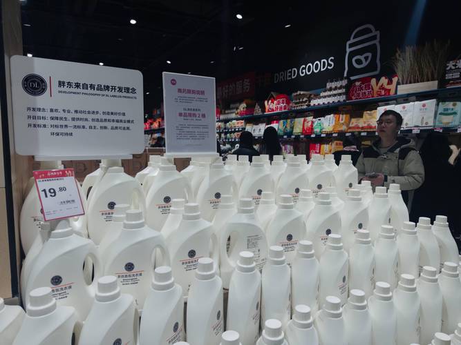 网民跟风，胖东来洗洁精洗头的潮流现象