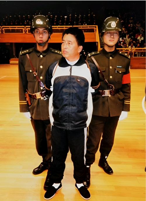 搞团团伙伙，三名落马官员同日被严厉处理