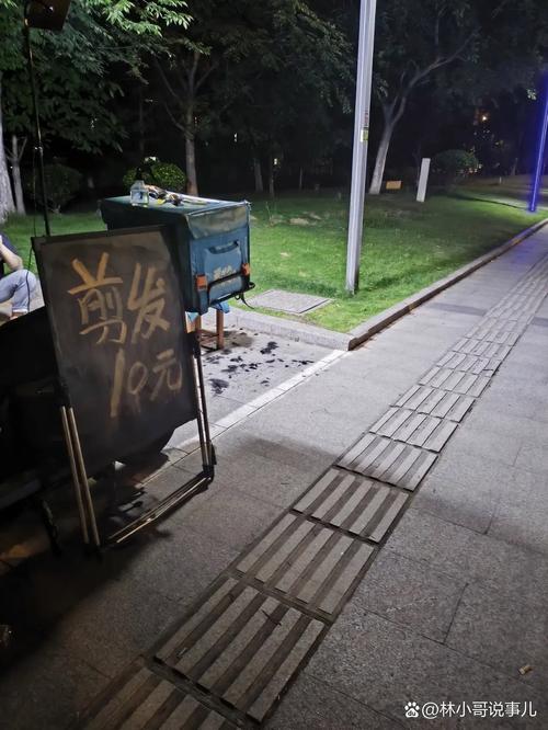 昆明理发摊一条街走红，成为新晋打卡胜地！