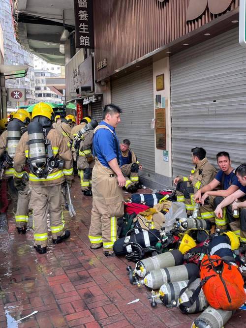 香港中环大楼突发大火，熊熊烈焰吞噬建筑立面
