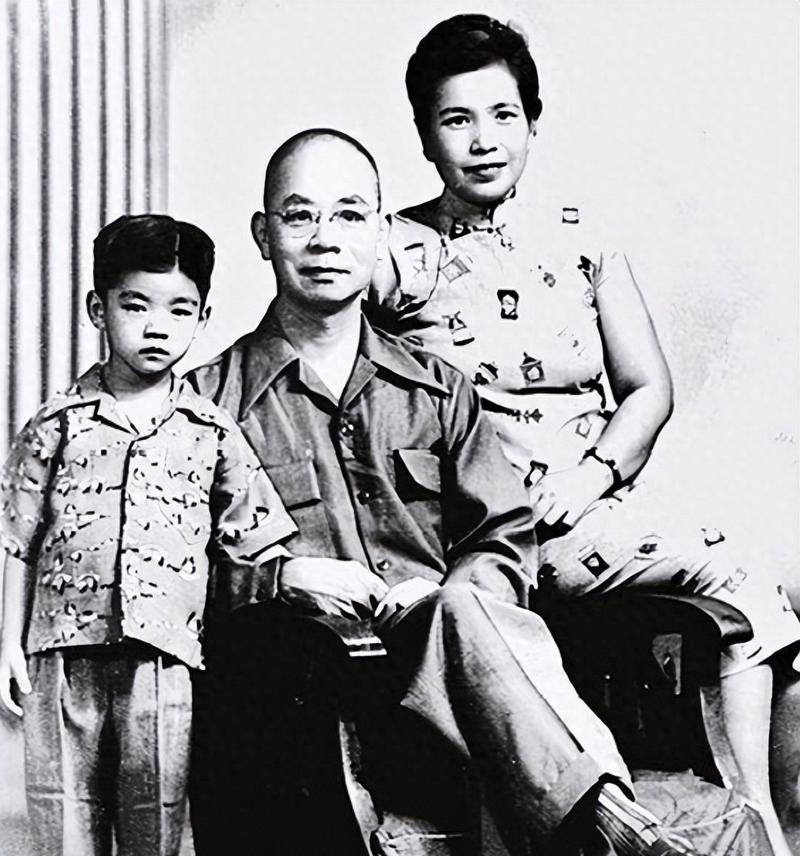台湾丈夫携北京妻儿共祭吴石将军，两岸情谊与传承的见证
