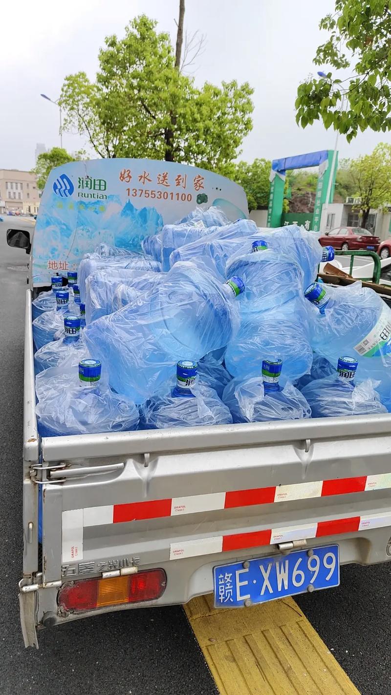87岁大爷送桶装水引发关注,网友慷慨捐款并赠送推车助其减负