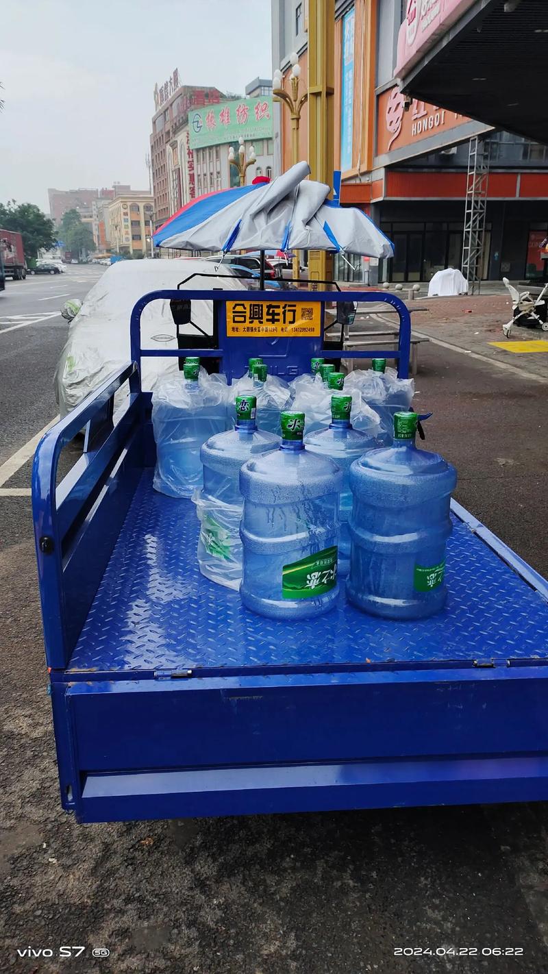 87岁大爷送桶装水引发关注,网友慷慨捐款并赠送推车助其减负 87岁大爷送桶装水引发关注,网友慷慨捐款并赠送推车助其减负