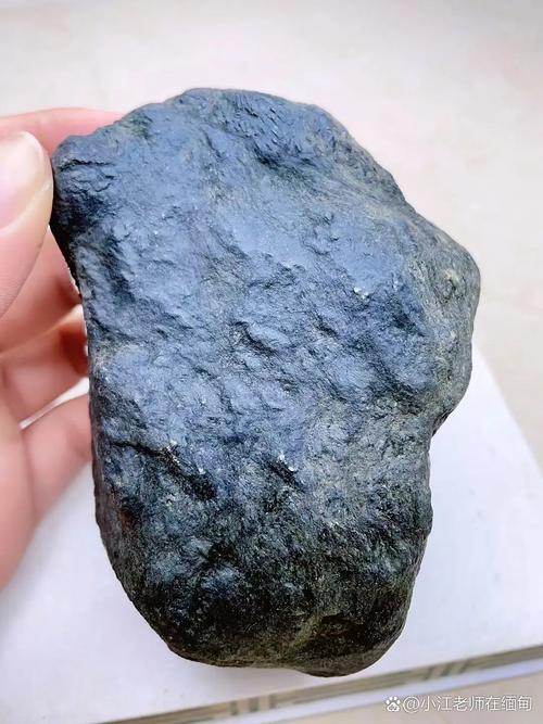 女子花巨款买翡翠原石,收货瞬间失望傻眼