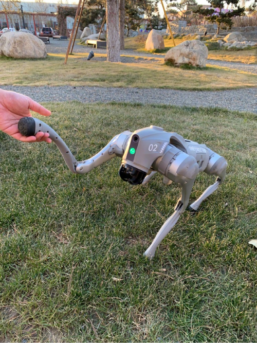 宇树机器人成功拖动重达1.4吨的汽车,技术突破与创新展示 宇树机器人成功拖动重达1.4吨的汽车,技术突破与创新展示