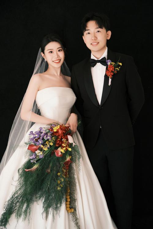 新人婚纱照拍摄遭遇黑天鹅抢镜意外瞬间 新人婚纱照拍摄遭遇黑天鹅抢镜意外瞬间