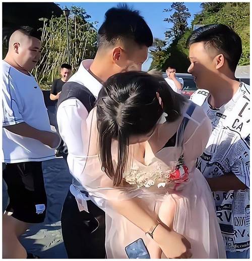 新人婚纱照拍摄遭遇黑天鹅抢镜意外瞬间