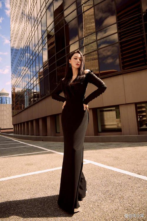 张馨予红毯惊艳,25斤礼服成定海神针之美