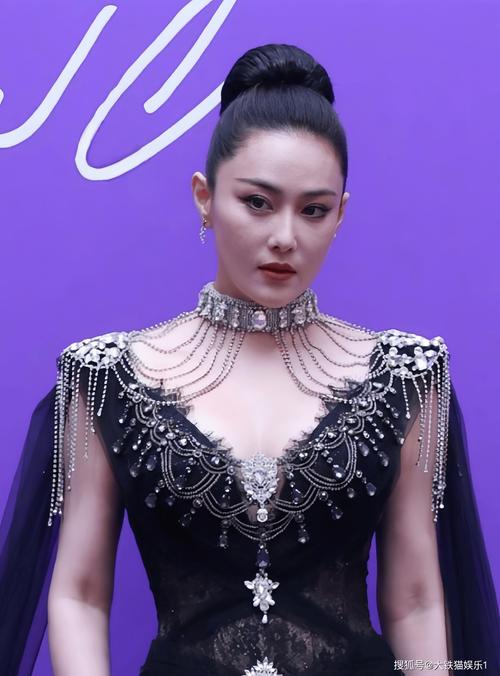 张馨予红毯惊艳,25斤礼服成定海神针之美 张馨予红毯惊艳,25斤礼服成定海神针之美