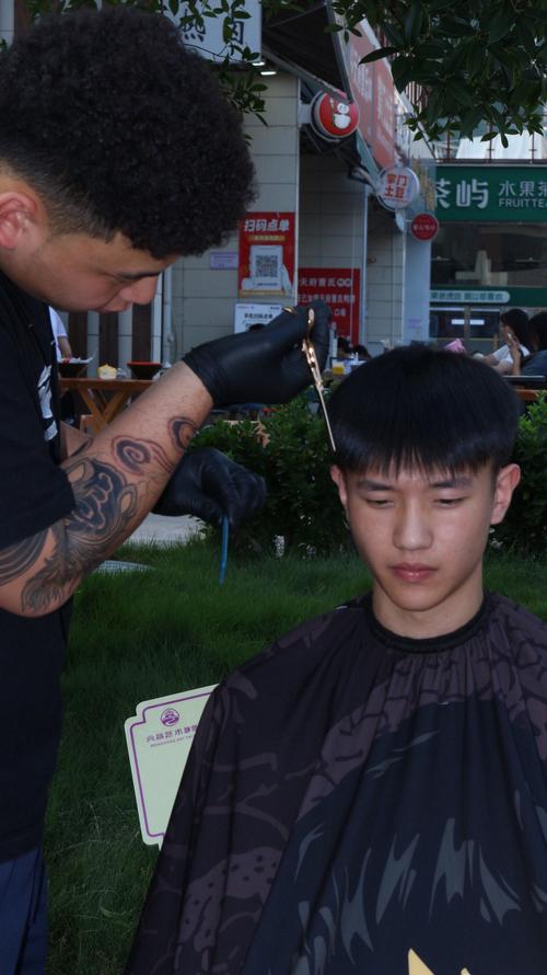 体育老师苦练技术，免费为学生理发服务