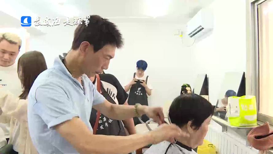 体育老师苦练技术,免费为学生理发服务