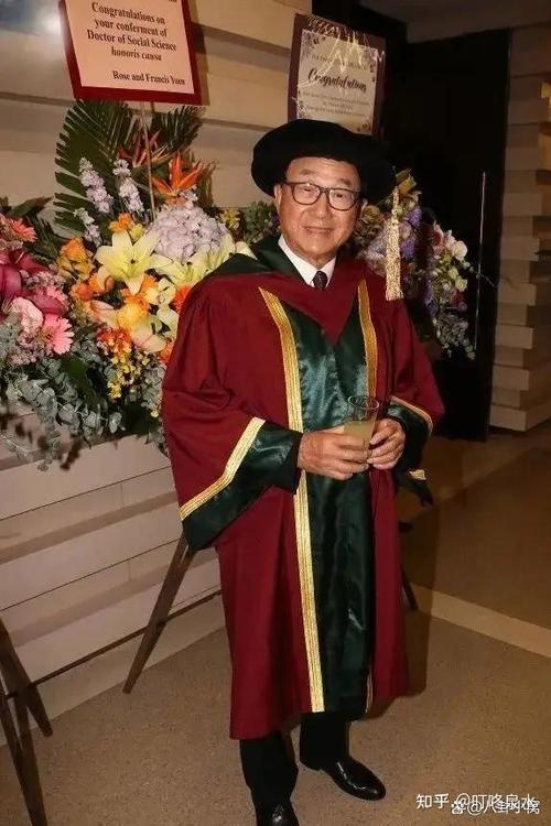 82岁影帝许冠文一年获双博士学位,传奇人生再添辉煌 82岁影帝许冠文一年获双博士学位,传奇人生再添辉煌