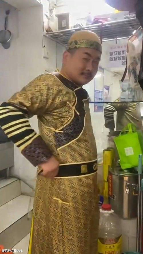 武汉臭豆腐摊主撞脸甄嬛传四郎,引发网友热议! 武汉臭豆腐摊主撞脸甄嬛传四郎,引发网友热议!