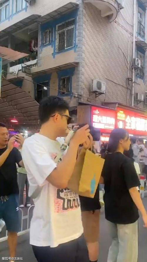 武汉臭豆腐摊主撞脸甄嬛传四郎,引发网友热议!