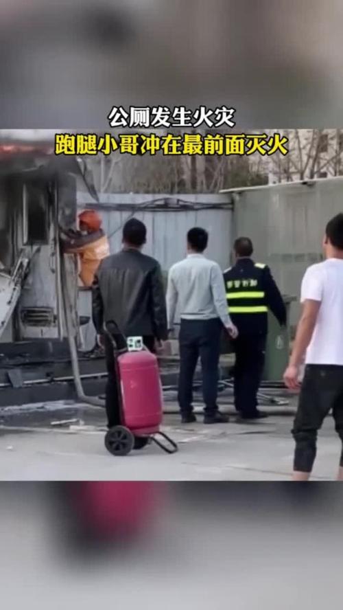 英勇无畏!18岁少年赤脚冲进火场救人