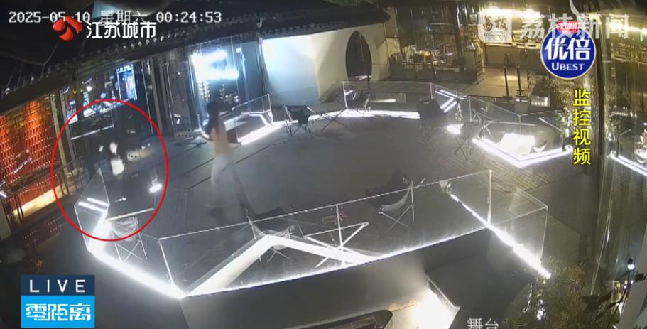 火锅店玻璃碎裂事件回应,空中座位背后的安全隐患调查 火锅店玻璃碎裂事件回应,空中座位背后的安全隐患调查