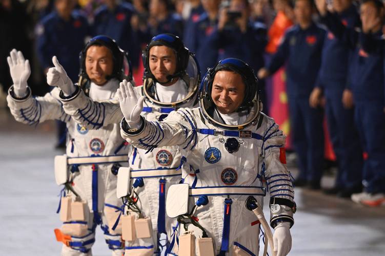 神舟二十一号乘组领命出征太空探索新征程