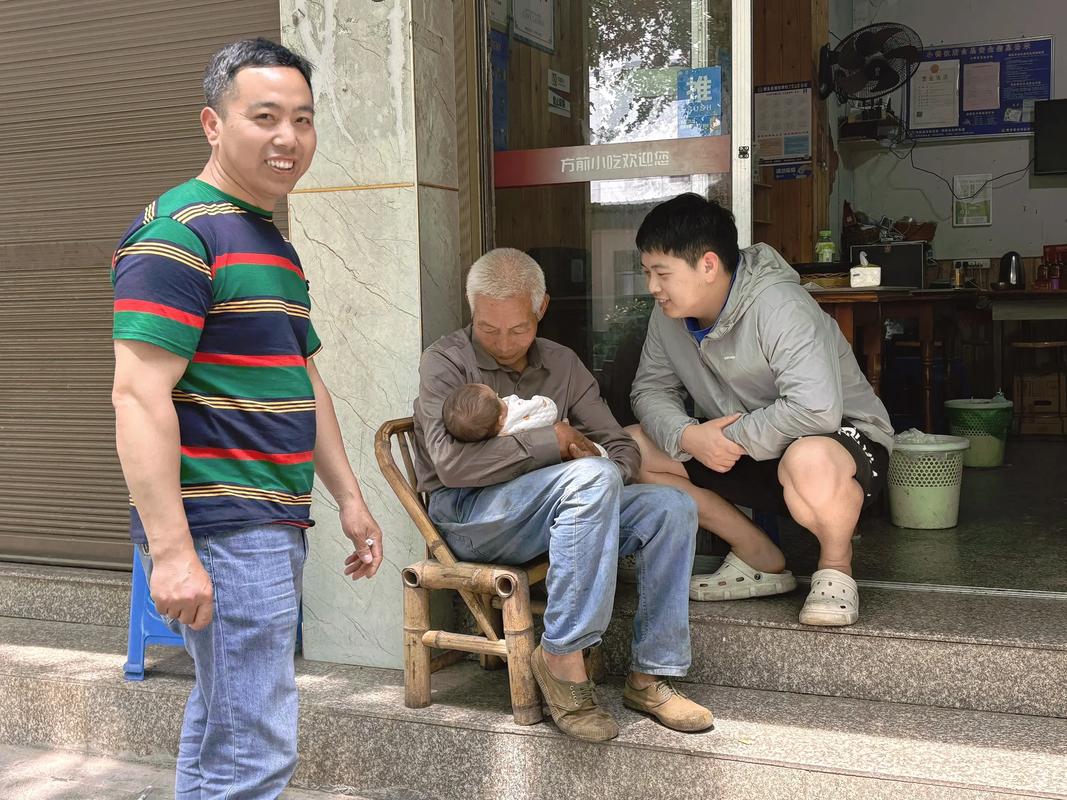 94岁父亲与63岁儿子的温馨居家养老生活