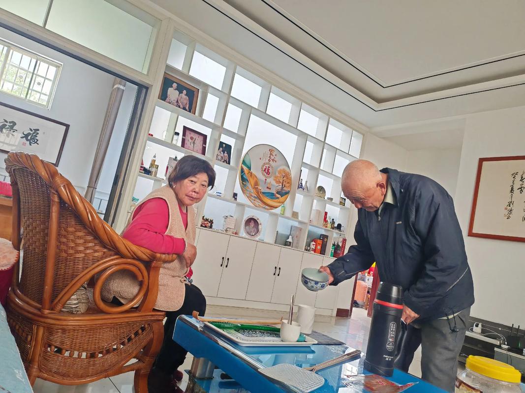 94岁父亲与63岁儿子的温馨居家养老生活