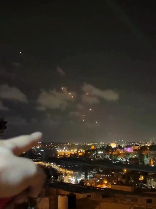 神二十一划破夜空瞬间,多地网友目击太空探索新篇章开启