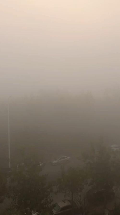 大雾黄色预警，北京河北山西等地遭遇浓雾天气提醒注意交通安全