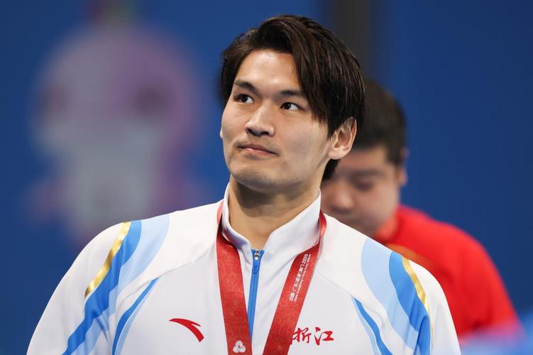 徐嘉余勇夺全运会男子百米仰泳金牌荣耀瞬间