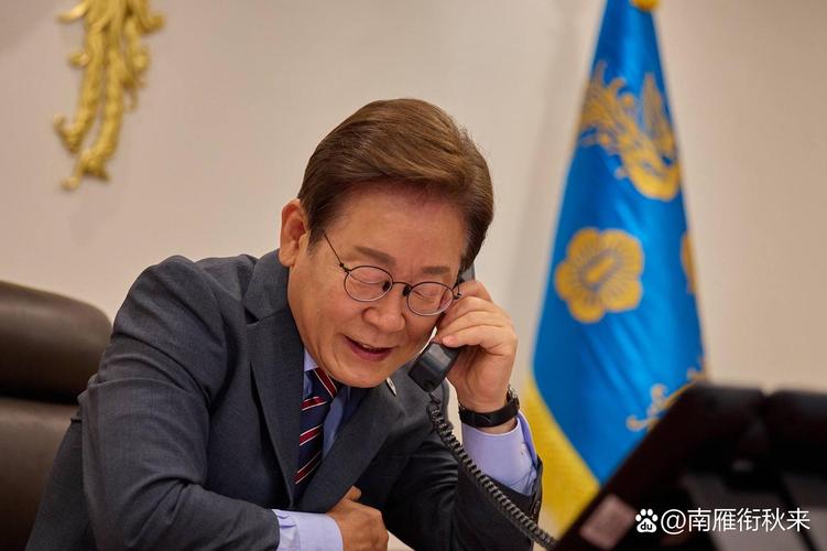 李在明开会现场，官员轮流自拍的背后故事