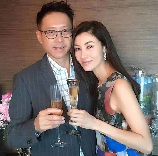 李嘉欣与许晋亨结婚纪念，共度甜蜜时光，恩爱合照庆祝结婚17年